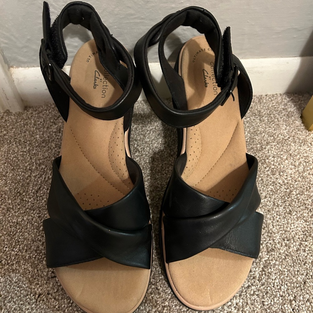 Clarks Women's Black and Tan wedge Sandals